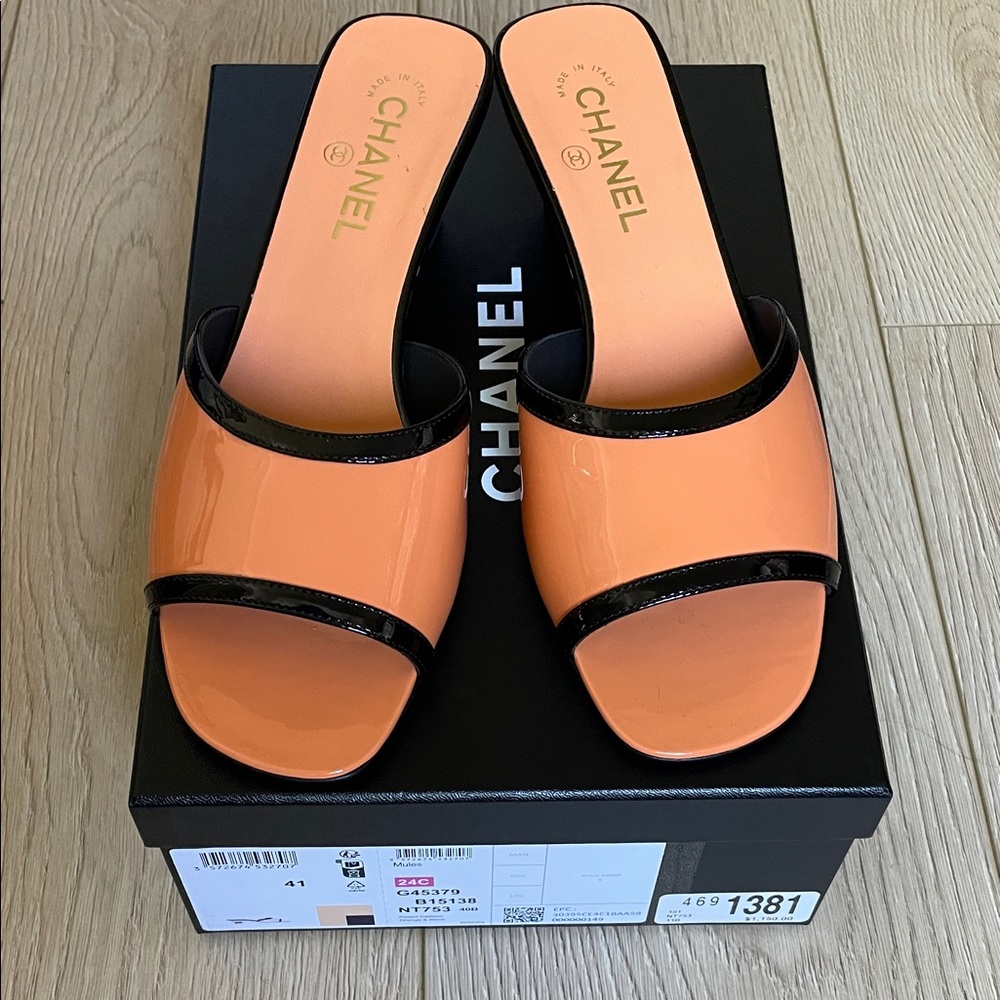 CHANEL Orange Patent Slide Sandals with Black Trim size 41 new with box